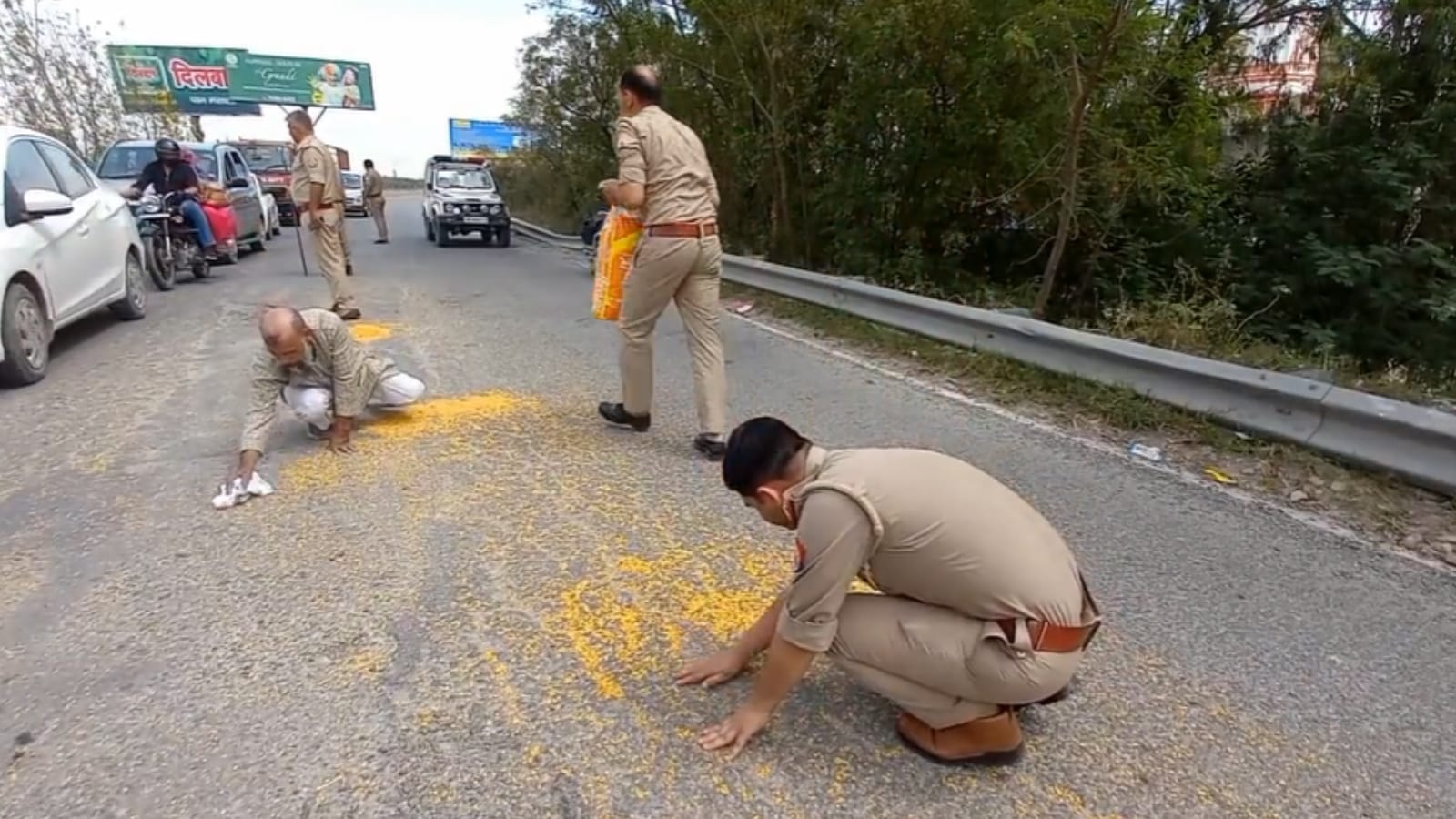 elderly man pulses sack scattered on the road in Meerut, UP police rolled with hands and put back, video vira