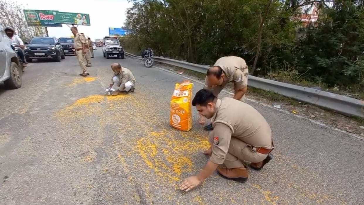 elderly man pulses sack scattered on the road in Meerut, UP police rolled with hands and put back, video vira
