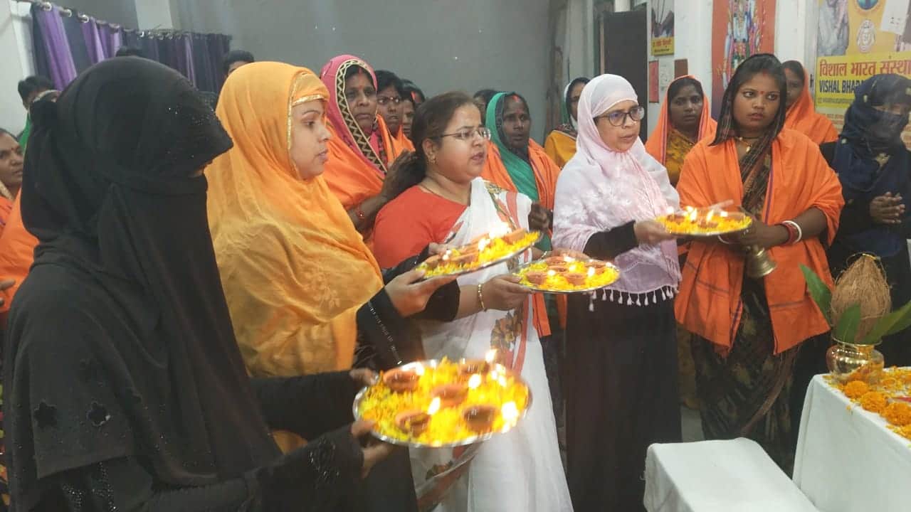 am Navami 2023 Muslim Womens Celebrate navami and Performed Aarti of Shriram Varanasi News in Hindi