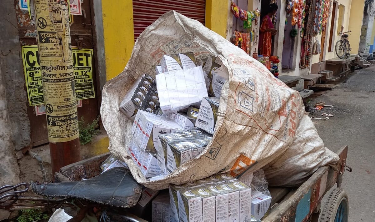 Expiry medicines thrown in huge quantity on roadside drug inspector said i will take action