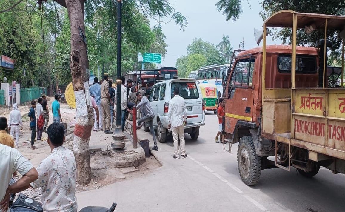 administration came to remove encroachment in Sarnath old lady died in shock