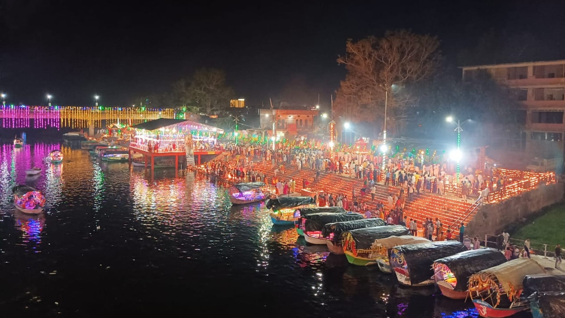 Deepotsav celebrated by lighting 11 lakh lamps in Chitrakoot on Ram Navami, see beautiful pictures