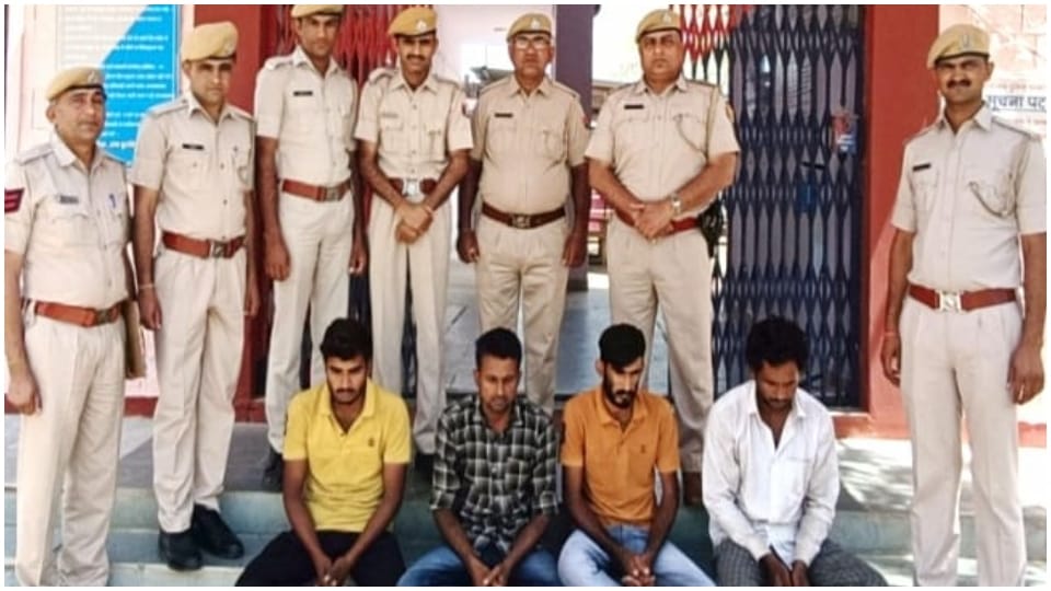 4 accused arrested for looting cumin by burning crops in Barmer goods and Bolero camper recovered
