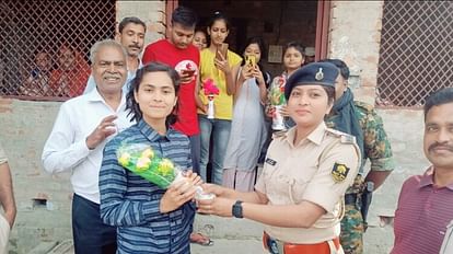 Bihar Board Toppers: मजदूर पिता की लाडली ने पाई तीसरी रैंक, आईएएस अफसर बन कर सेवा करने की चाहत बिहार बोर्ड की टॉपर भावना कुमारी को मिली तीसरी रैंक, IAS ऑफिसर बनना चाहती हैं नौकरी