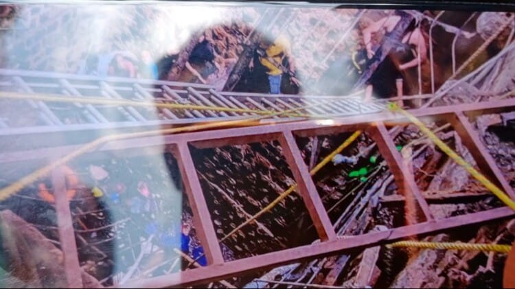 Indore Accident: जिस फर्श पर बैठे थे पता नहीं था उसके नीचे है 60 फीट गहरी बावड़ी, पानी-मलबे ने ली 35 की जान करीब 60 फीट गहरी है बावड़ी