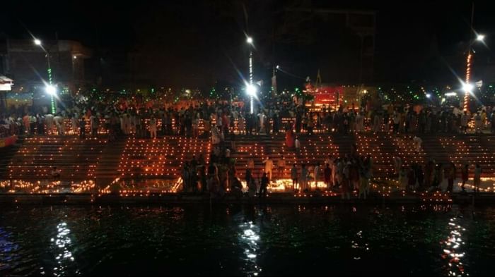 सोशल मीडिया पर वायरल हो रहीं तस्वीरें