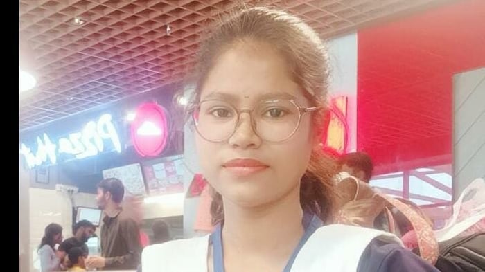 Simultala student Arpita Kumari Bihar Board 8th topper's father disabled, mother taught by selling junk