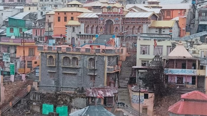 बद्रीनाथ धामका ढोकाहरू आज खोलियो 27 अप्रिल 2023 चारधाम यात्रा धाममा हिमपात हेर्नुहोस् तस्बिरहरू