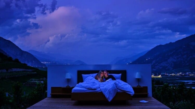 Swiss Hotel:तारों भरा आसमान हो या खूबसूरत वादियां, बिन दीवारों वाले इस ...