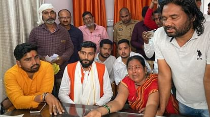 वाराणसी के सारनाथ थाने में आकांक्षा की मां समेत अन्य लोग
