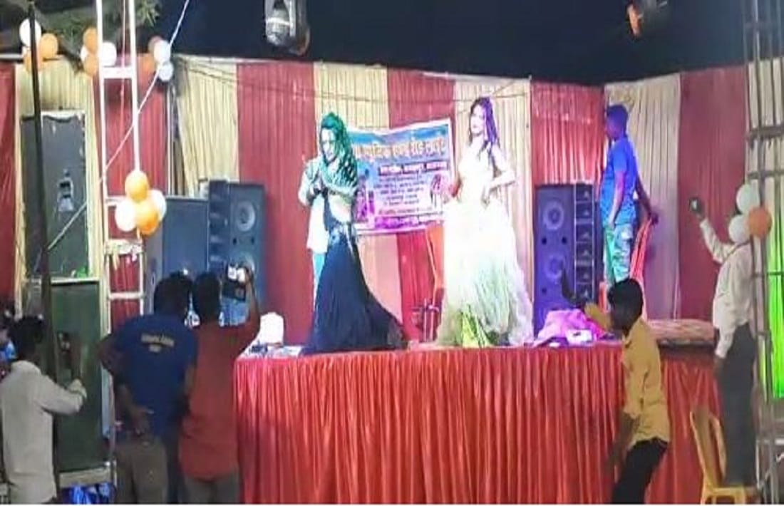 Bar girls danced in Jagran program in azamgarh SP City in action on viral video