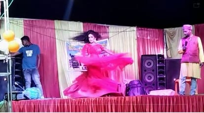 Bar girls danced in Jagran program in azamgarh SP City in action on viral video