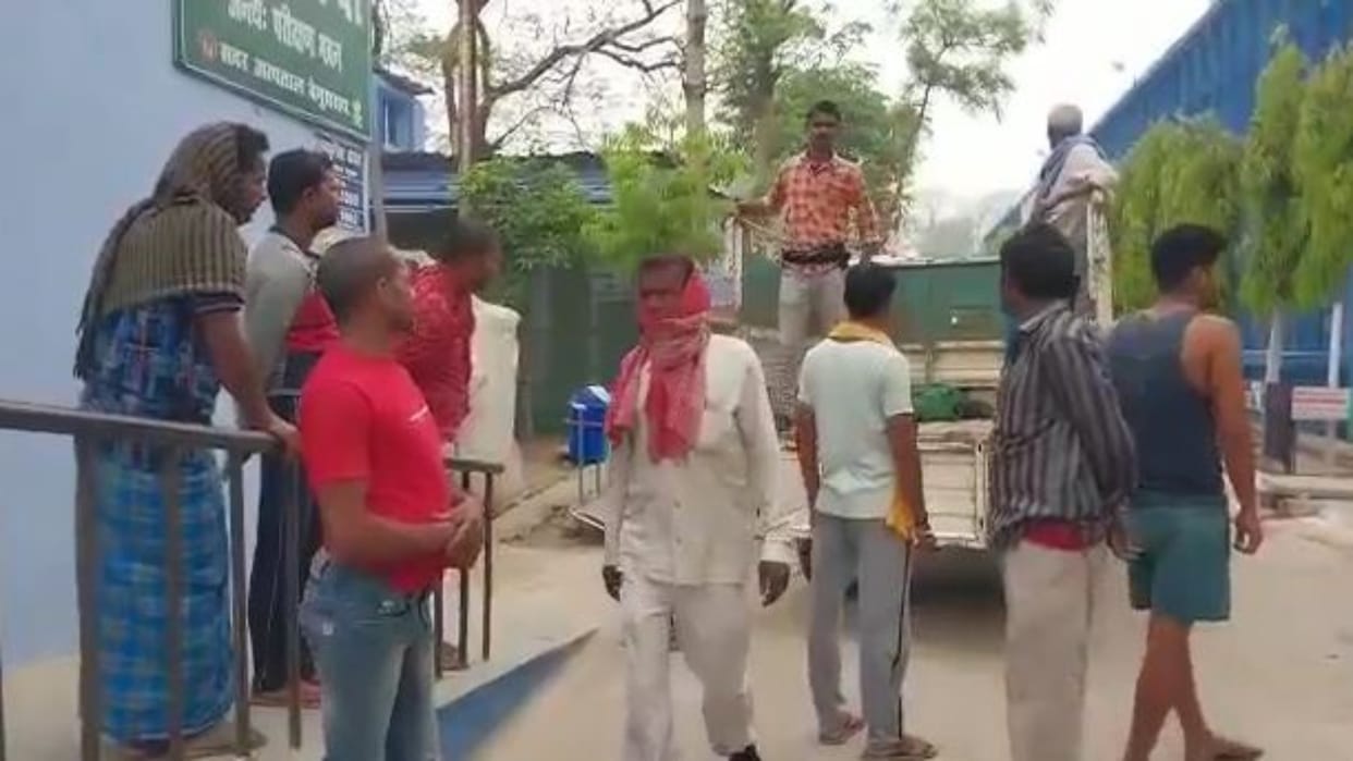 Bihar News Painful death of a young man after falling from a tree in Begusarai