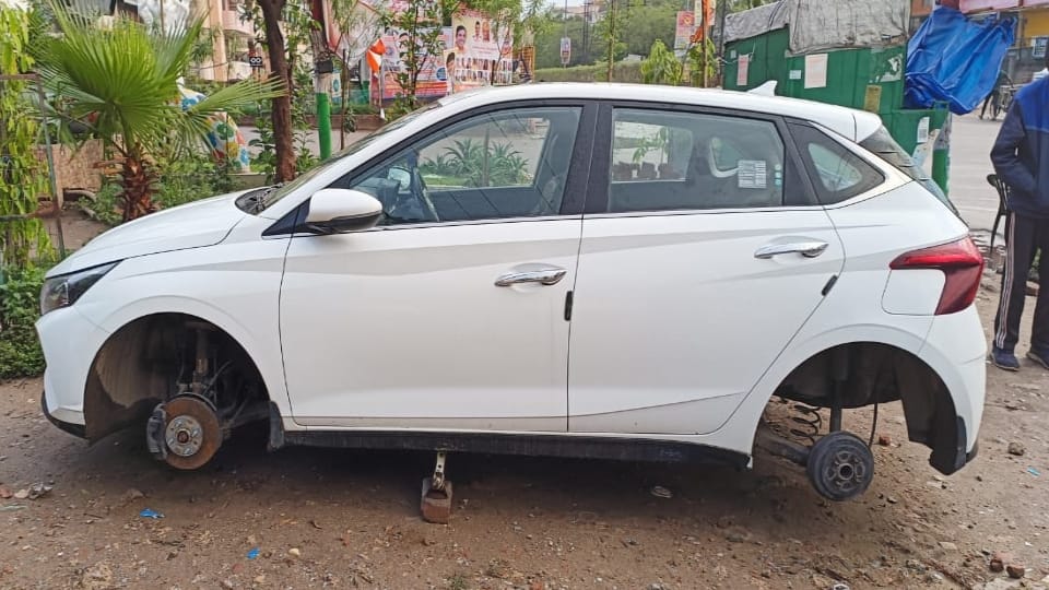 Ghaziabad shalimar garden tyre theft from car stand on bricks