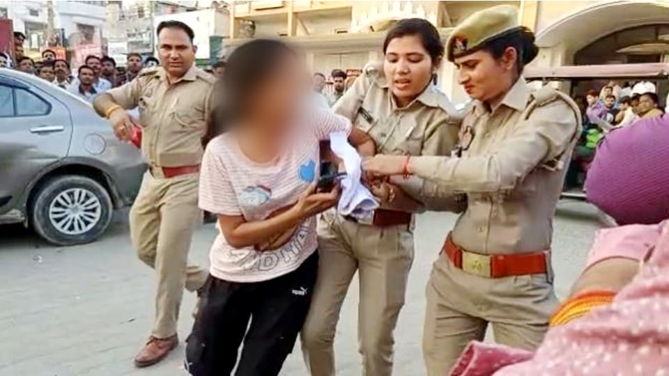 girl creates ruckus outside police station and slit her throat with a blade in Pilibhit
