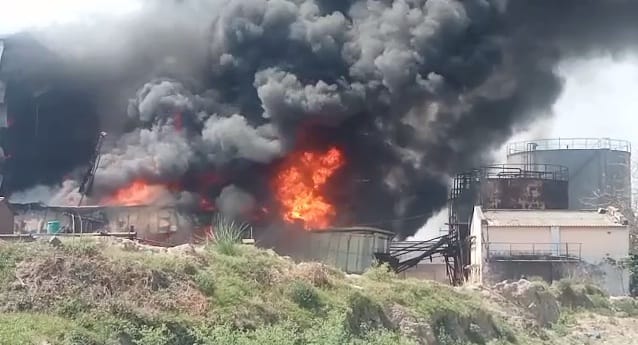 Fire broke out in a closed oil factory in Kanpur Dehat, black smoke was seen up to a kilometer away