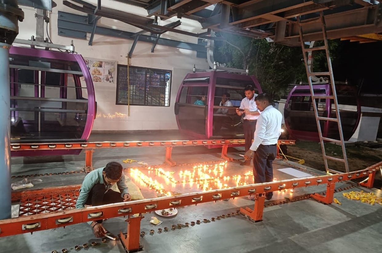 11 thousand lamps lit in Hanuman Dhara temple and ropeway premises in chitrakoot