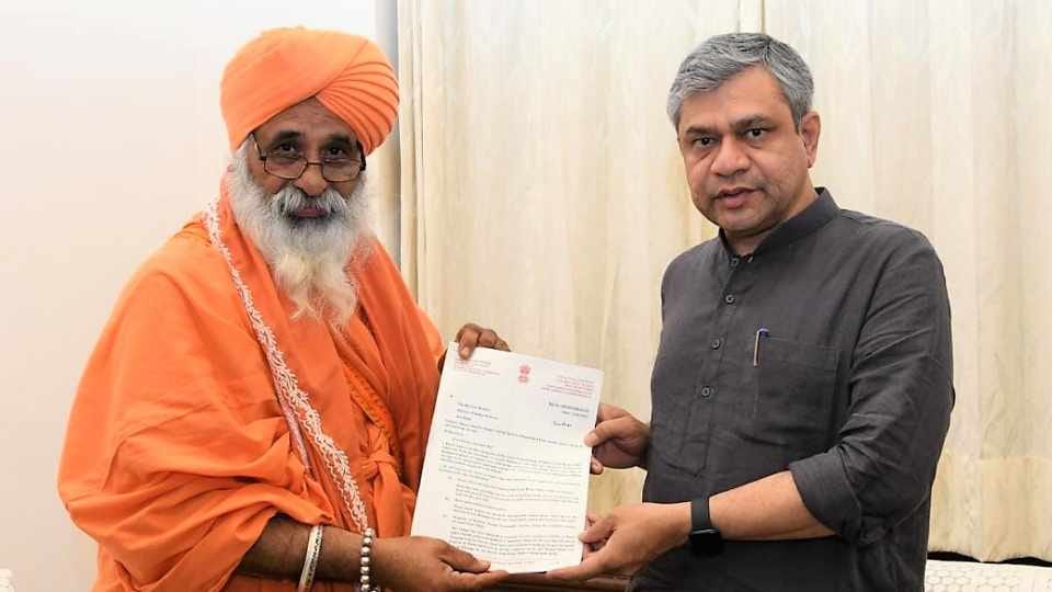 Rajya Sabha MP Sant Balbir Singh Seechewal met Railway Minister Ashwini Vaishnaw