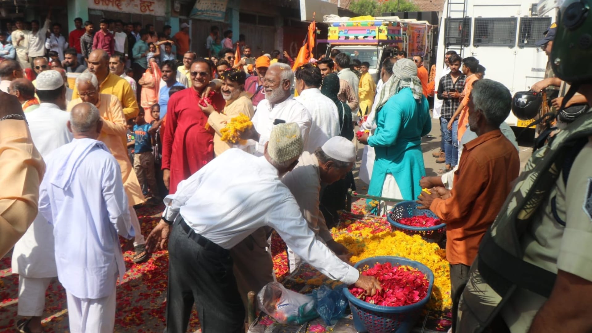 Ganga Jamuni Tehzeeb seen on Ram Navami, people showered flowers on the procession