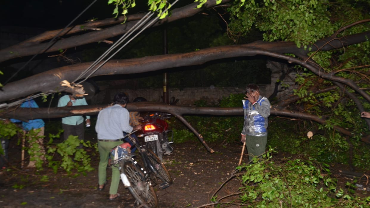 West UP News: Strong wind and rain damaged the crops and there is darkness in the villages