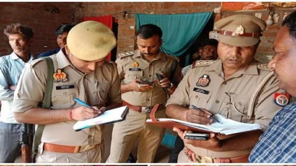 Married woman dead body found hanging in the house in Shahjahanpur