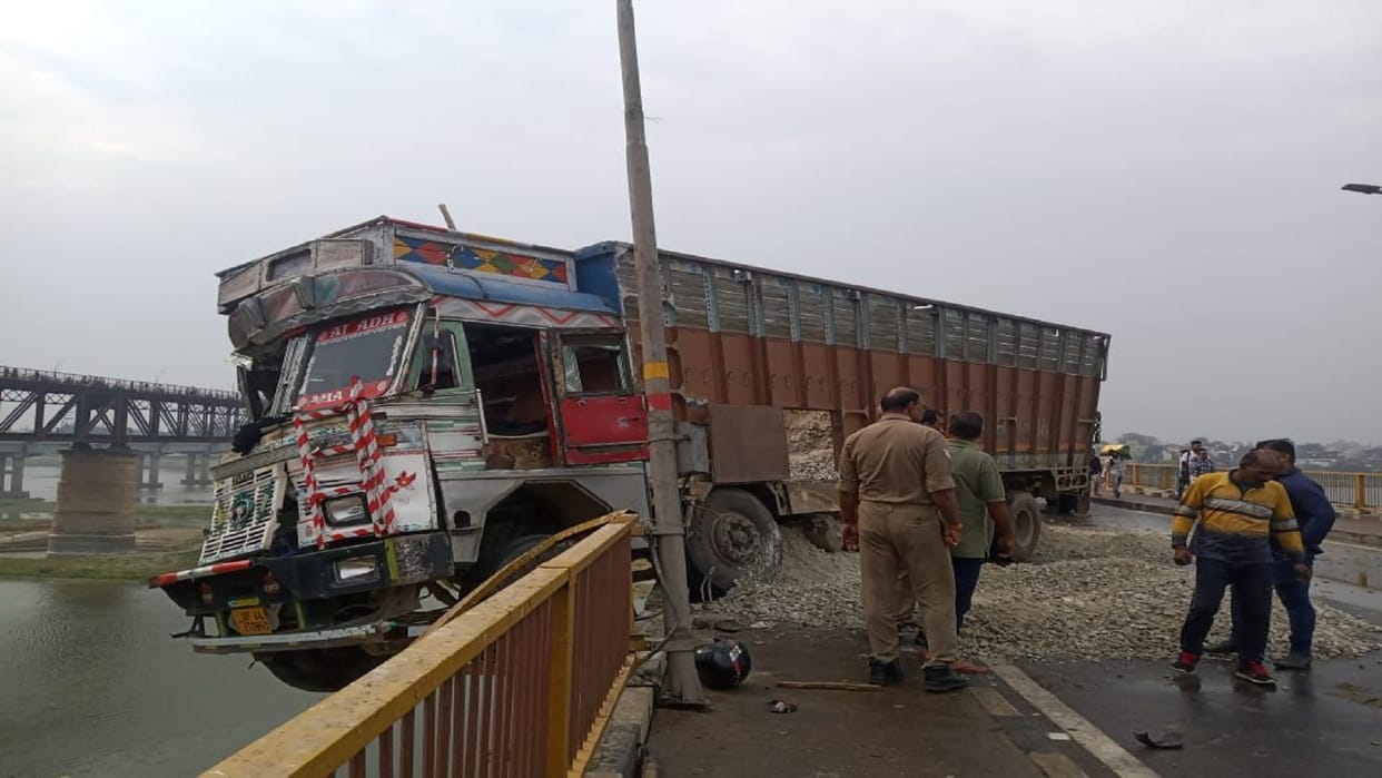 Three killed, three injured as truck collides with truck at Phaphamau Ganga bridge