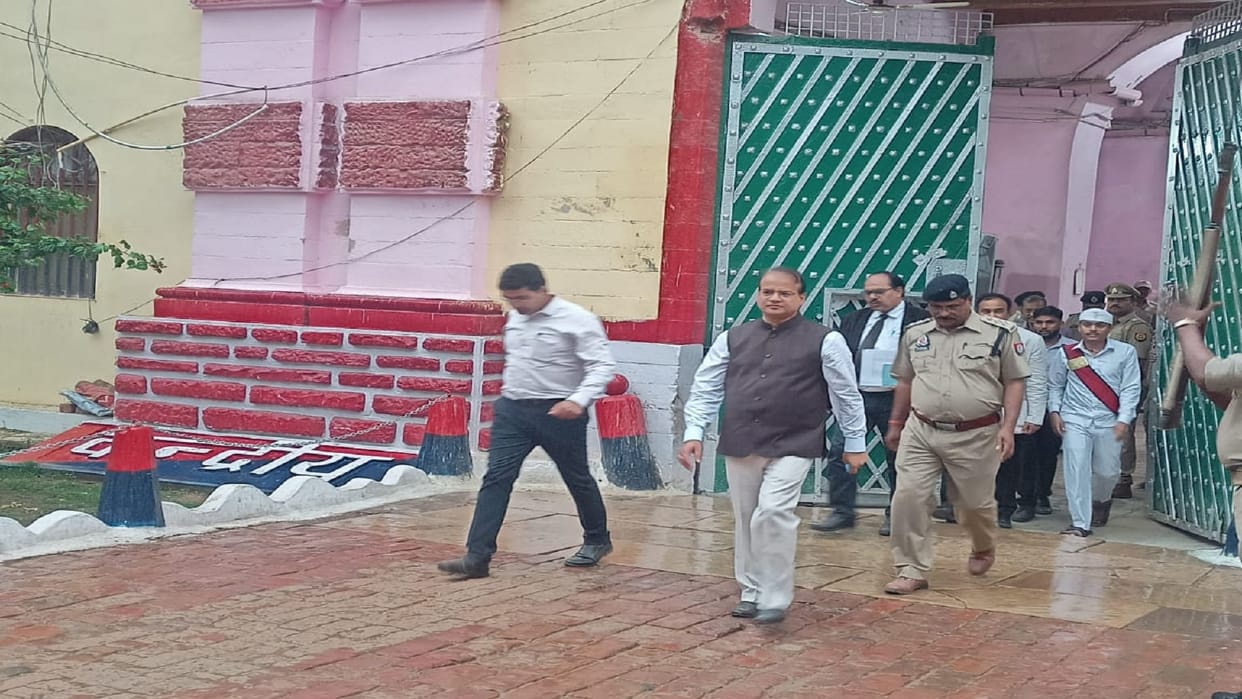 District Judge and DM inspected Naini Jail, searched the barrack of Atiq's son Ali