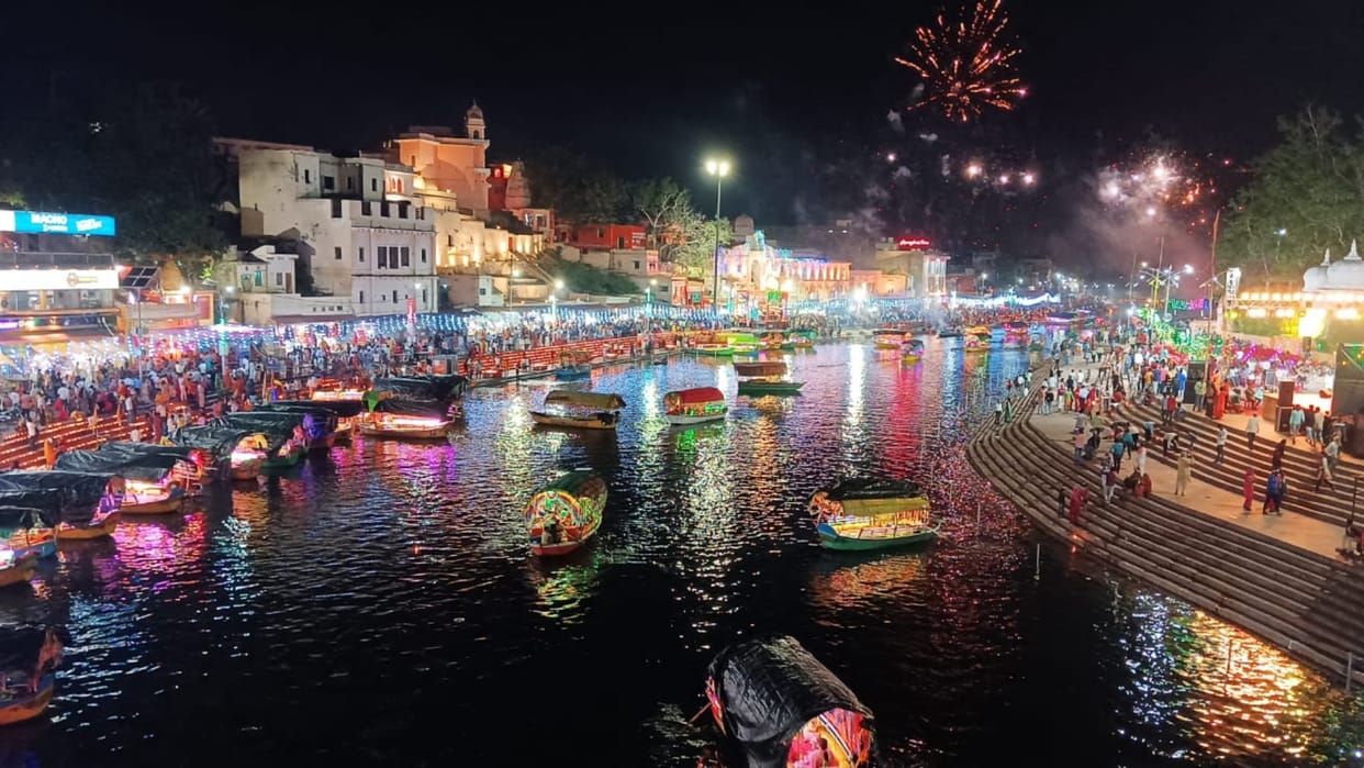 Deepotsav celebrated by lighting 11 lakh lamps in Chitrakoot on Ram Navami, see beautiful pictures