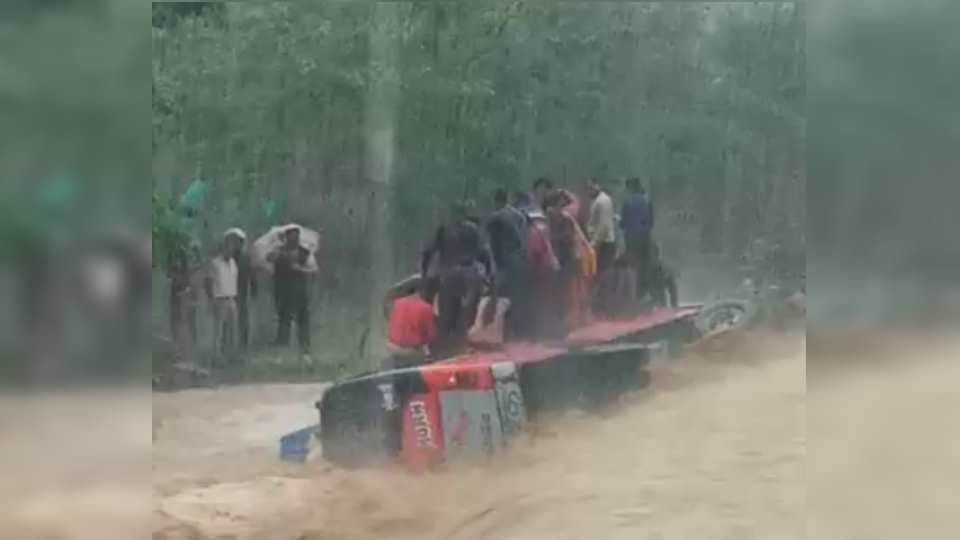 Heavy rain in uttarakhand Four people were rescued by police after they were stuck in Kosi river in Ramnagar