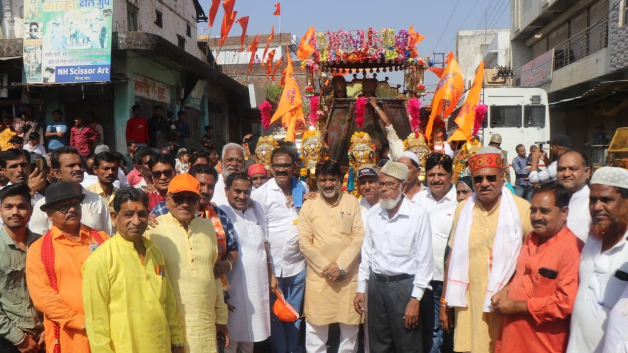 Ganga Jamuni Tehzeeb seen on Ram Navami, people showered flowers on the procession