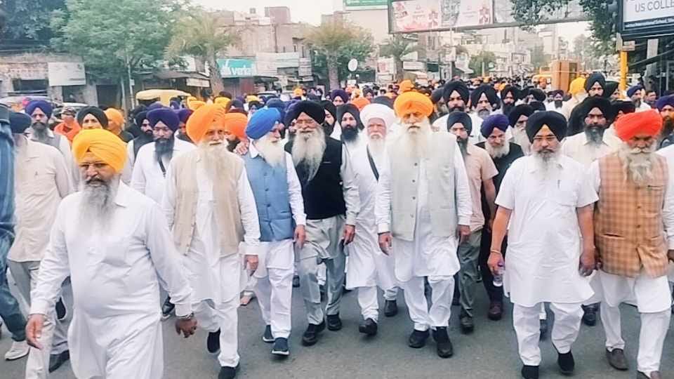 SGPC president Harjinder Singh Dhami today led a march from Sri Harmandir Sahib to DC office in Amritsar