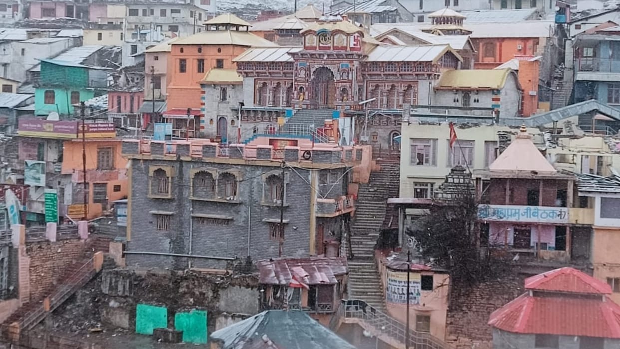 Snowfall in badrinath dham, Along with cold due to rain and strong storm Uttarakhand weather Watch Photos