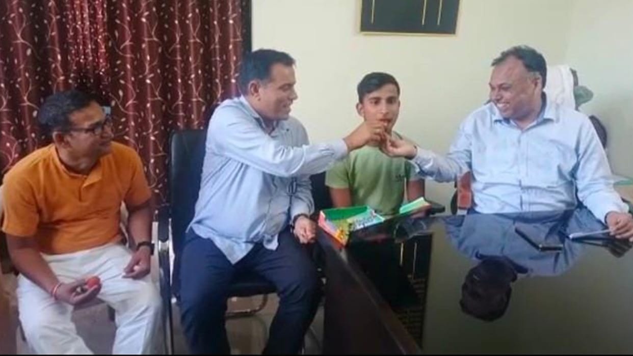 Bihar Board Topper Farmers son got 5th place in matric toppers in Arrah, Bhojpur wants to crack NDA