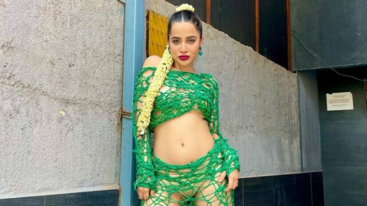 Urfi Javed Bold Social Media Sensation Uorfi Apologised people for hurting sentiments will see changed clothes
