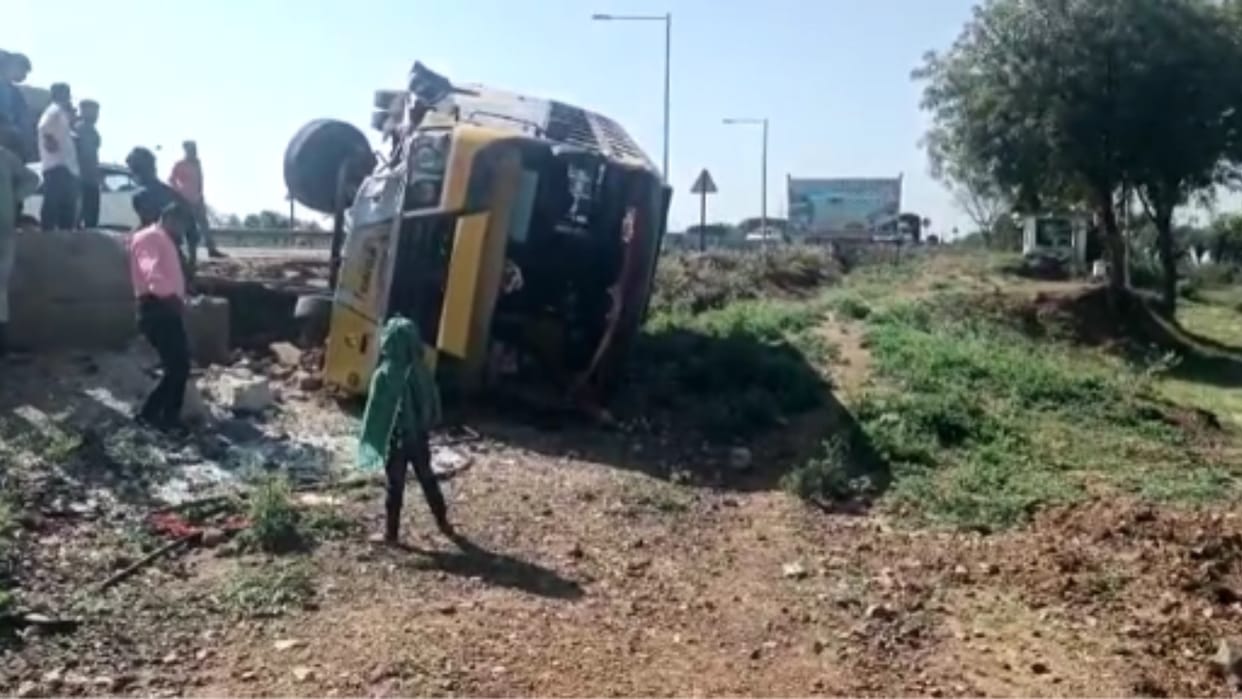 Passenger bus overturned due to steering failure, half a hundred passengers injured