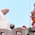 रानी दुर्गावती की प्रतिमा का अनावरण करते हुए भागवत