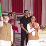 पीएम मोदी हरी झंडी दिखाते हुए
