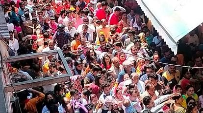 Kamada ekadashi 2023 crowd of devotees banke bihari temple mathura