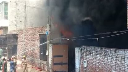 Agra Fire News: टीला नंदराम में जूता फैक्टरी में लगी भीषण आग, फंसे हुए चार लोगों को निकाला गया; मची अफरा-तफरी : Fire Breaks Out In Shoe Factory in Agra Rescue Operation Underway News in Hindi
