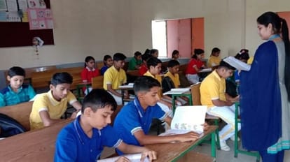 Hathras News: नया शैक्षिक सत्र हुआ शुरू, खिलखिलाते हुए स्कूल पहुंचे बच्चे, पहले दिन उपस्थिति रही काफी कम New academic session started children reached school smiling