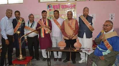 Mahamurkh Sammelan Offering pot by sitting on  cot garland made of potatoes