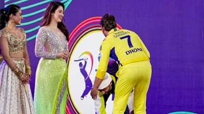 IPL 2023: Arijit Singh Touches MS Dhoni Feet in IPL Opening ceremony, Photo goes viral, CSK vs GT