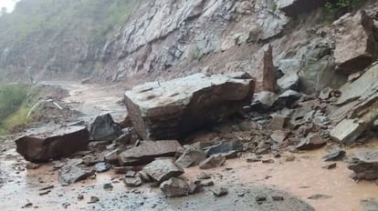 जम्मू-कश्मीर: कुलगाम में बादल फटने से अफरा-तफरी, बारिश-बर्फबारी के चलते गुरेज और श्रीनगर-लेह राजमार्ग बंद Jammu-Kashmir: Cloud burst in Kulgam, rain-snowfall avoided and Srinagar-Leh highway closed