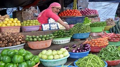 Aligarh News: पेट्रोल, डीजल और सीएनजी से महंगा है नींबू, करेला और तोरई Lemon bitter gourd and ridge gourd costlier than petrol diesel and CNG