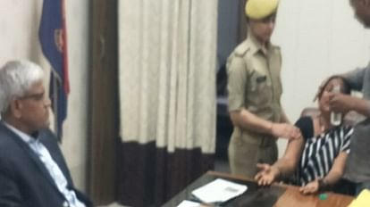 Akanksha Dubey mother madhu meeting with varanasi police commissioner asked for  justice
