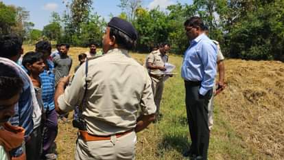 घटनास्थल पर मौजूद पुलिस और स्थानीय