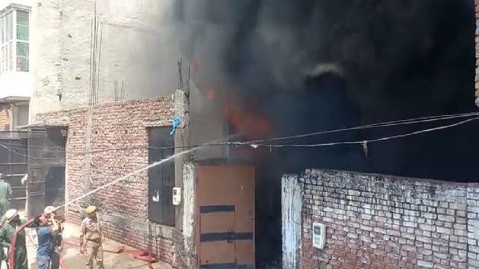 : Fire Breaks Out In Shoe Factory in Agra Rescue Operation Underway News in Hindi