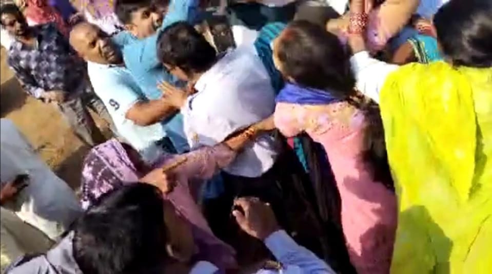 मंदिर परिसर में दोनों ओर से जमकर धक्का-मुक्की हुई।