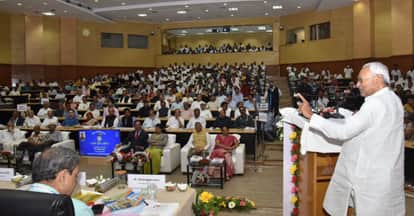 कार्यक्रम में अधिकारियों को निर्देश देते सीएम नीतीश कुमार।