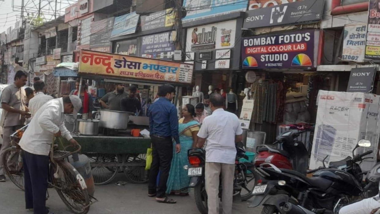 Golghar Parking on road only not charging Rs 750 fine in gorakhpur